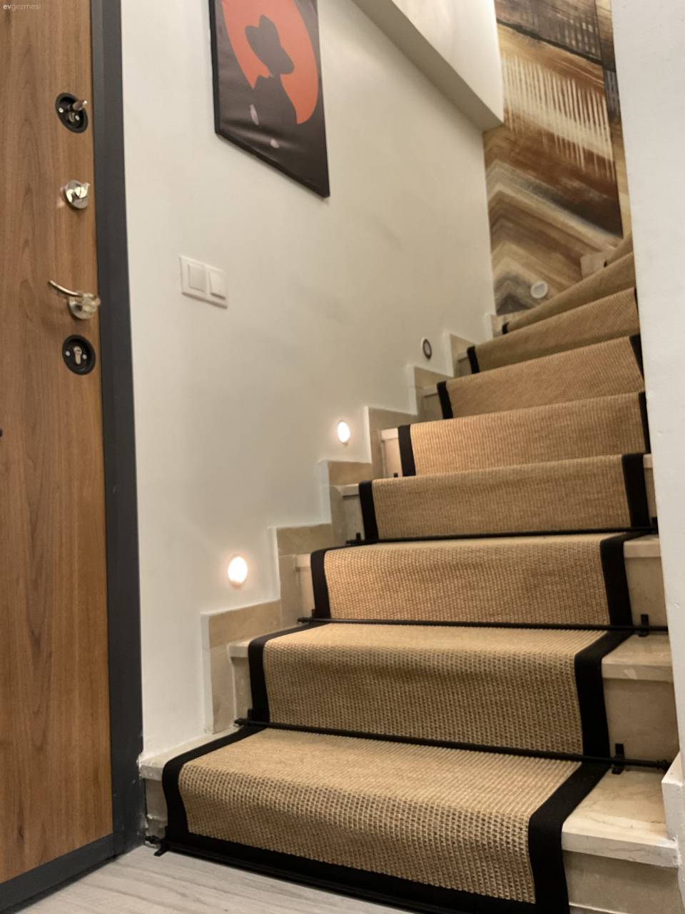 İstanbul'daki İki Katlı Bu Evde Duvarlar Odak Noktası