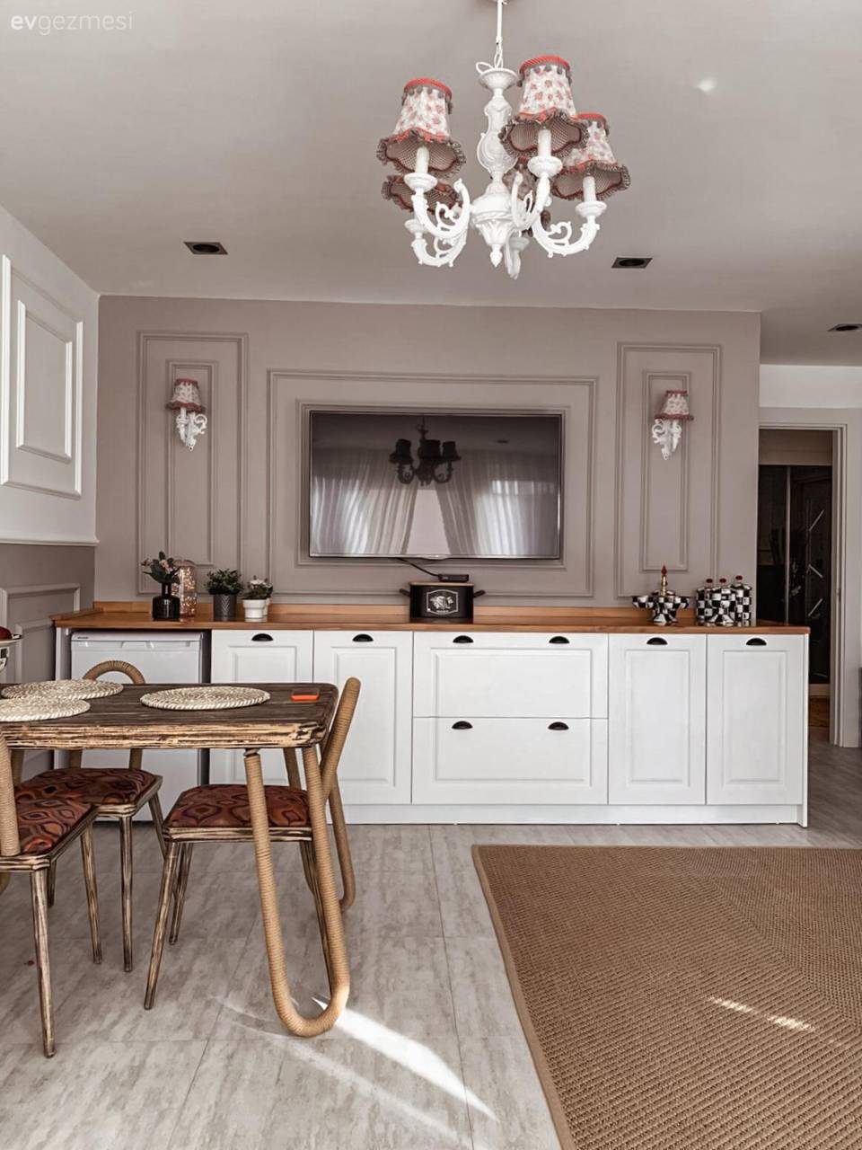 Beyaz ve Ahşap Uyumu Bu İstanbul Evinin Her Köşesinde Yankılanmış