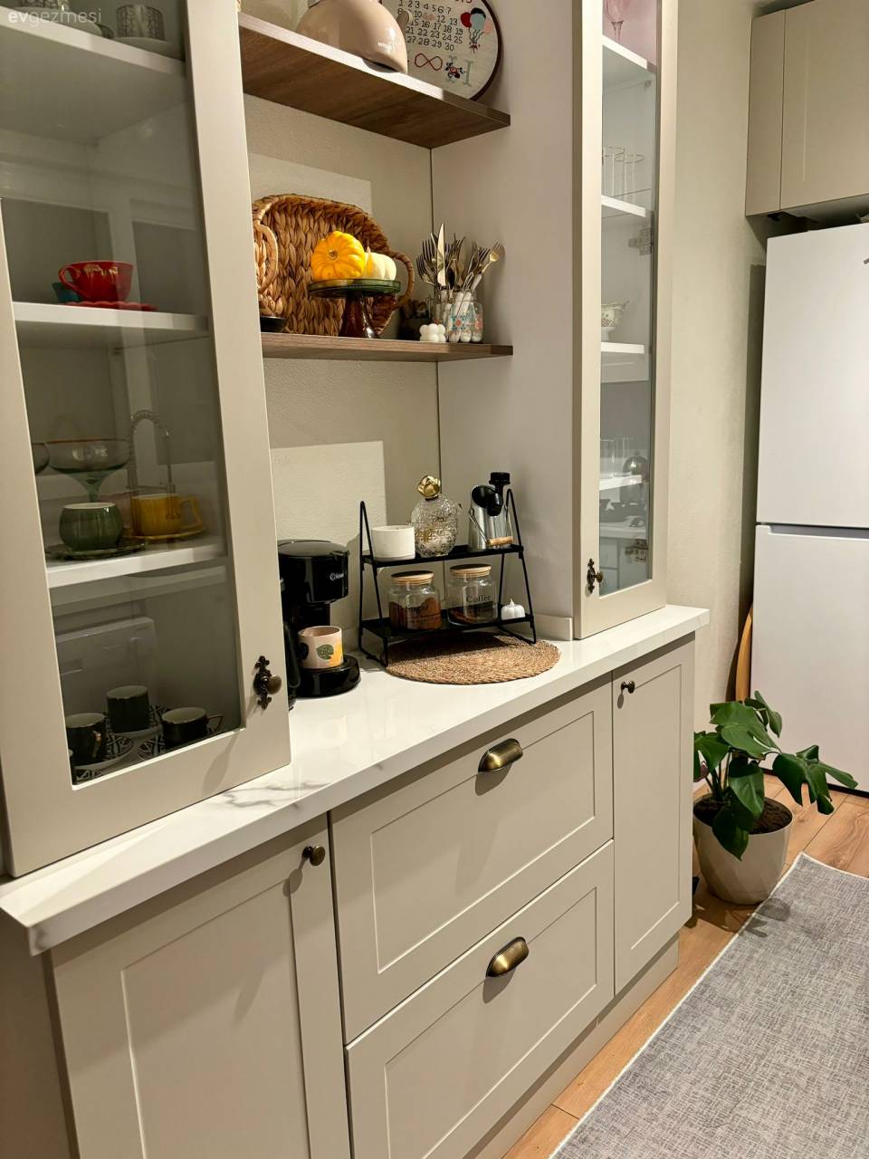 Üç Tarafı Dolapla Çevrili Bu Mutfağı Açık Dolaplar Ferahlatmış!