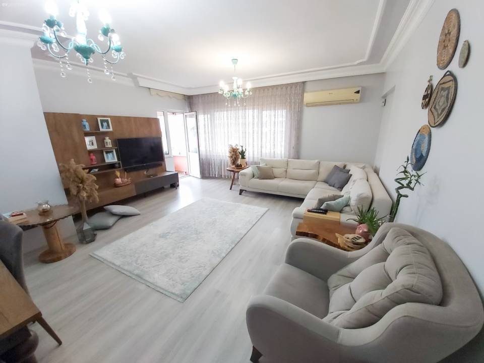 Cıvıl Cıvıl Balkonuyla Mutluluk Yayan Bir İstanbul Evi