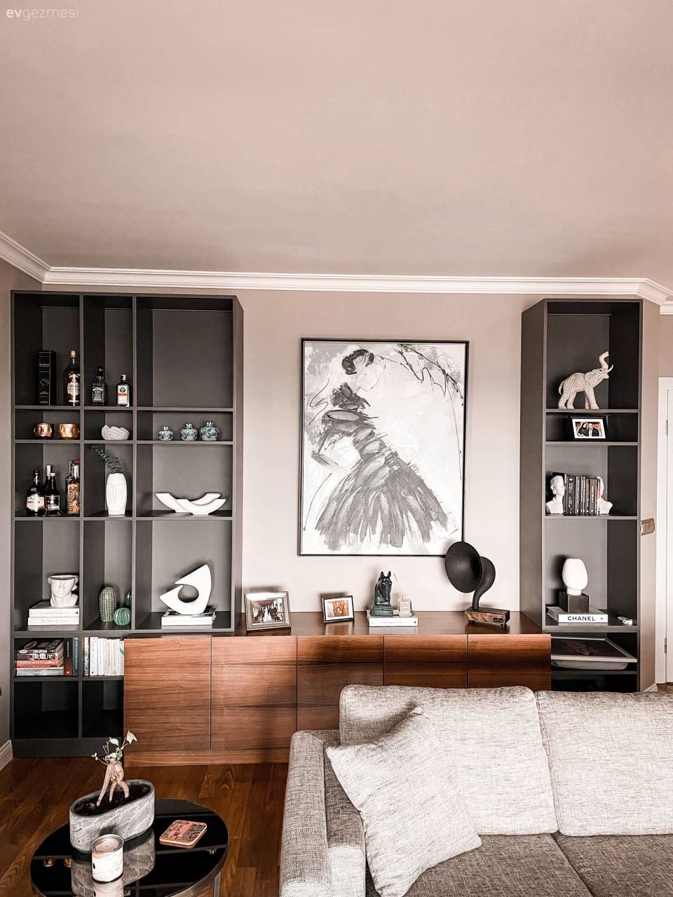 Bu Uyumlu Evde Duvarların Boş Durmasına Göz Yumulmamış