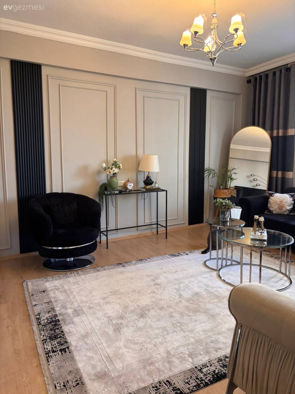 Bu Salonda Modern Parçalar Art Deko Detaylarla Zenginleşmiş