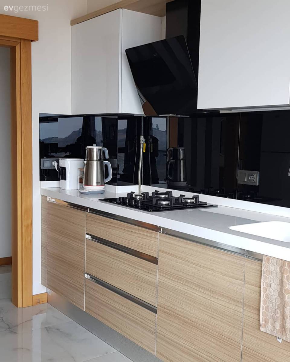 İddialı Renkler ve Mimari Detaylar Bu Dekora Çok Yakışmış!