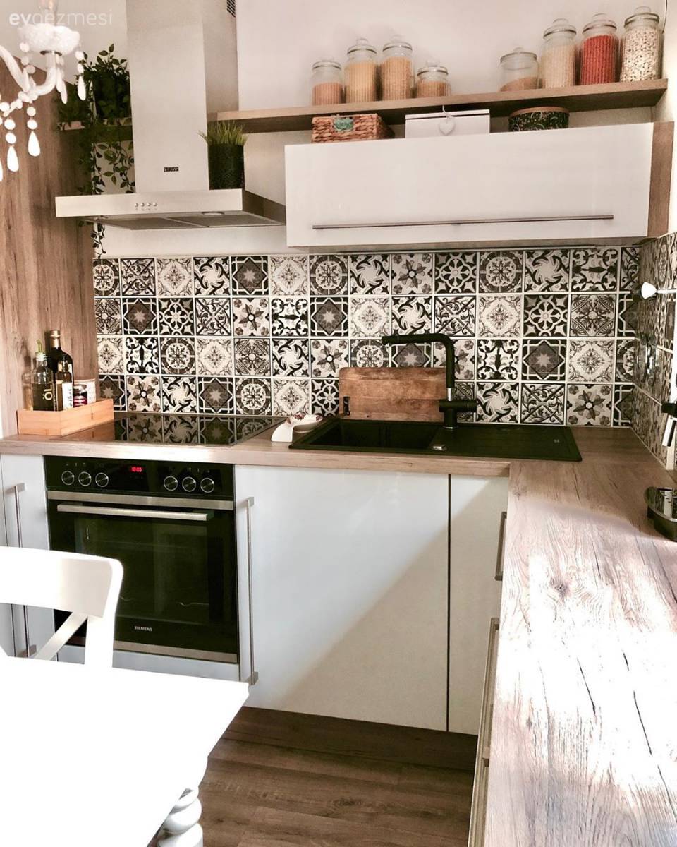 Bu Tatlı Evin Hem Bahçesinde Hem De İçinde Mevsim Hep Bahar