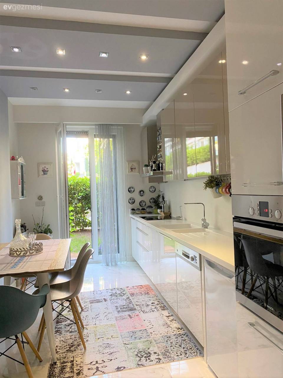 Beyazlar İçinde Bir Güzellik: İstanbul'dan Ferah Bir Mutfak