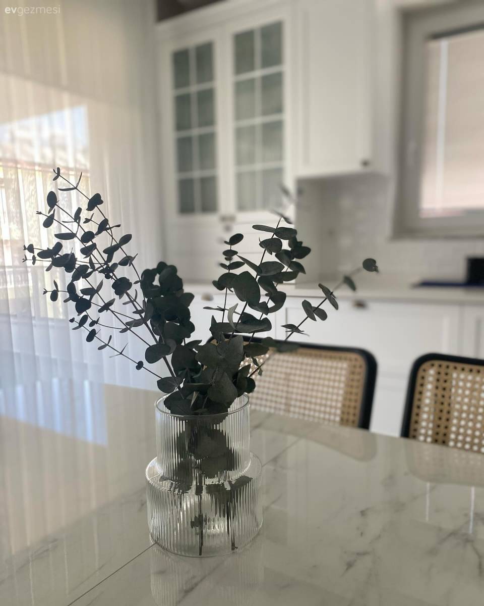 Büyük Masası ve Hazeran Sandalyeleri ile Davetkâr Ortam Sunan Mutfak!