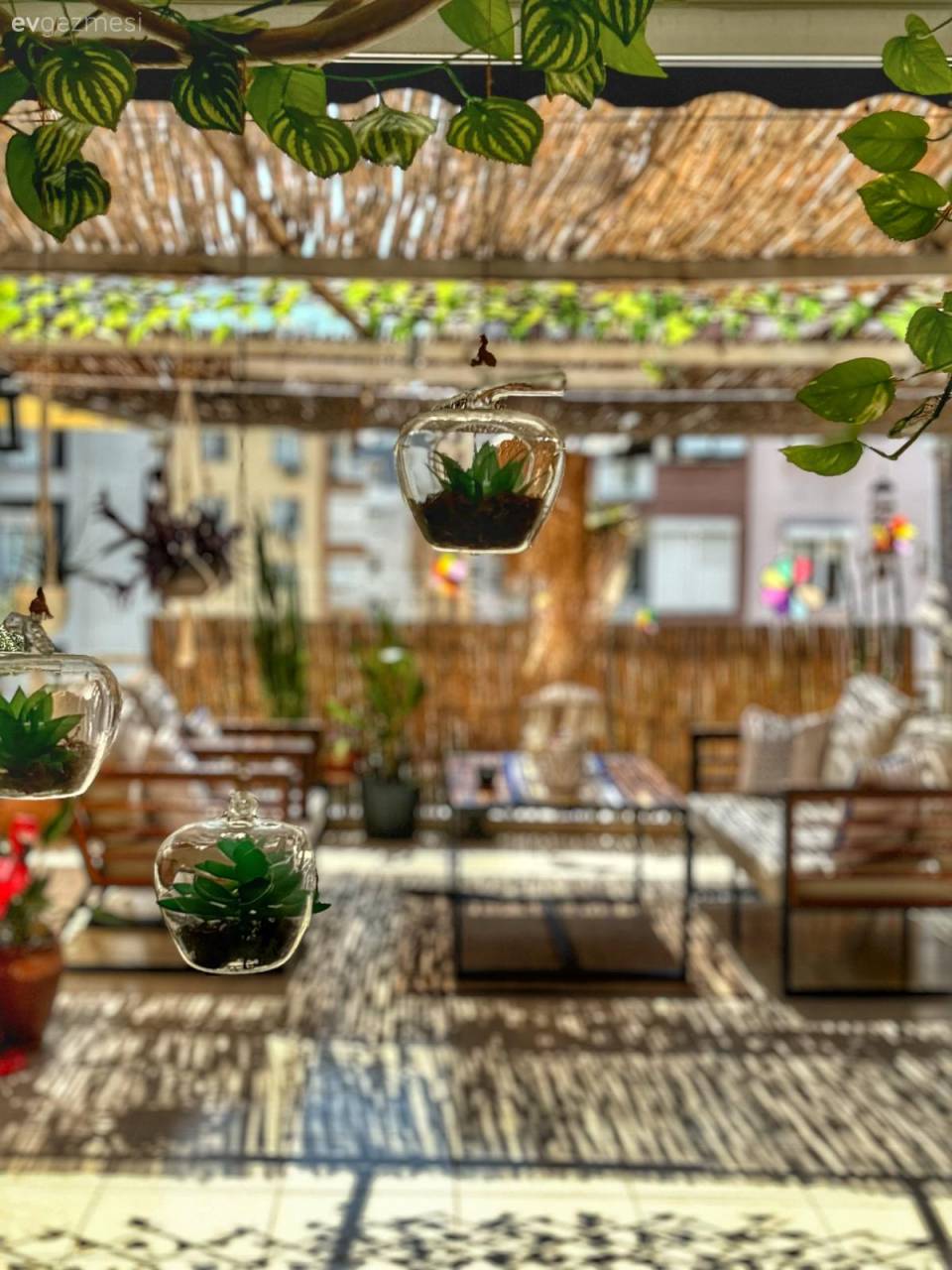 Apartmana Bağlı Bu Antalya Terasında Bali Esintileri Hakim