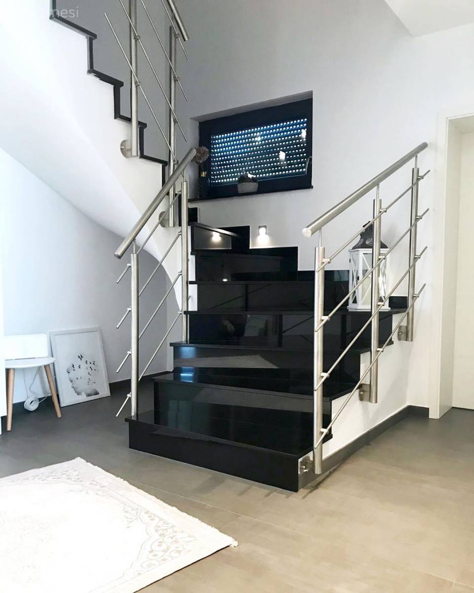 Sade ve Çok Ferah: Minimalizmden Beslenen Şık Bir Dubleks