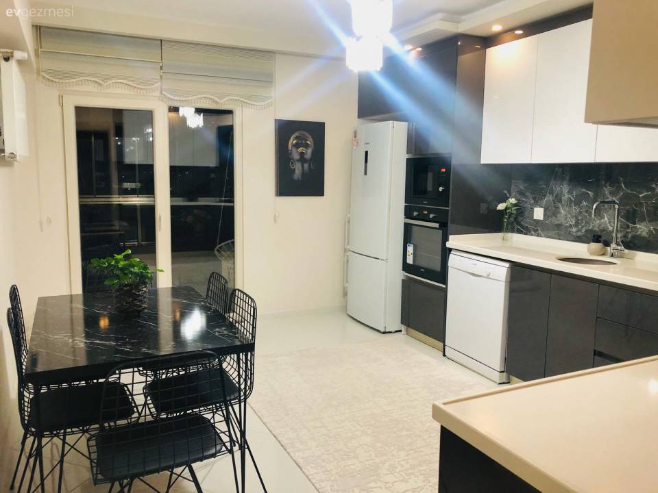 Bu Çanakkale Evinin Vazgeçilmezi Siyah- Beyaz Uyumu!