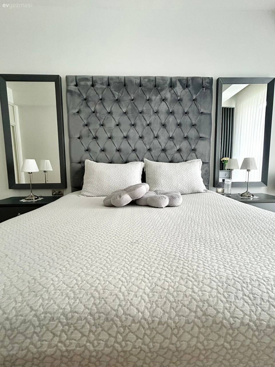 Beyaz ve Siyahı Baş Tacı Eden Bu Ev Zamansız Bir Görünüm Sunuyor!