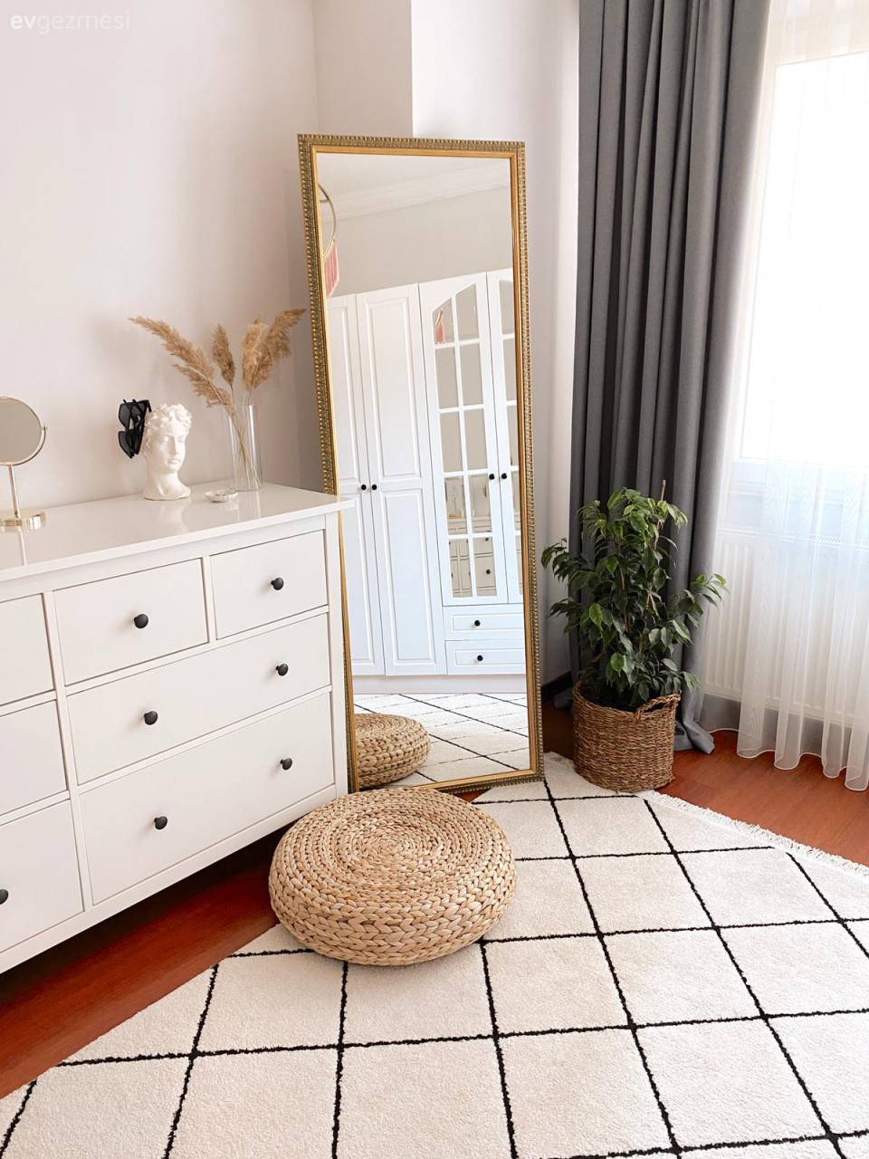 Mavi Duvarlar Bu İstanbul Evine Canlı Enerjisini Yaymış