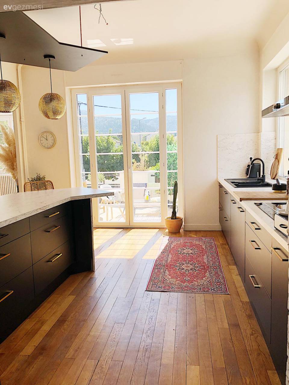 Bu Evin Renkleri Pencereden Yansıyan Güneşle Daha Güzelleşmiş