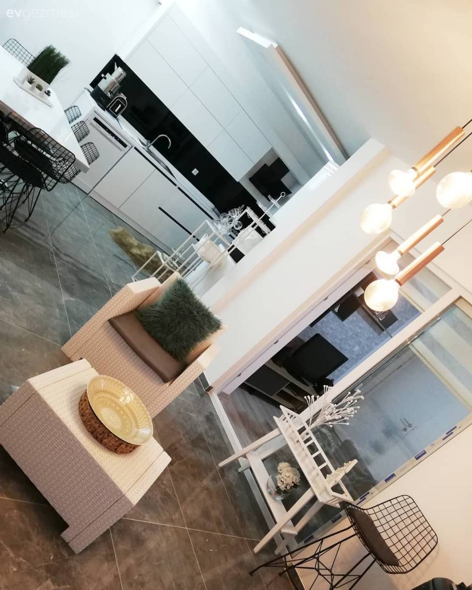 Kırmızıyla Canlanan Bu Evde Hem Işıltı Hem De Dinginlik Bir Arada!