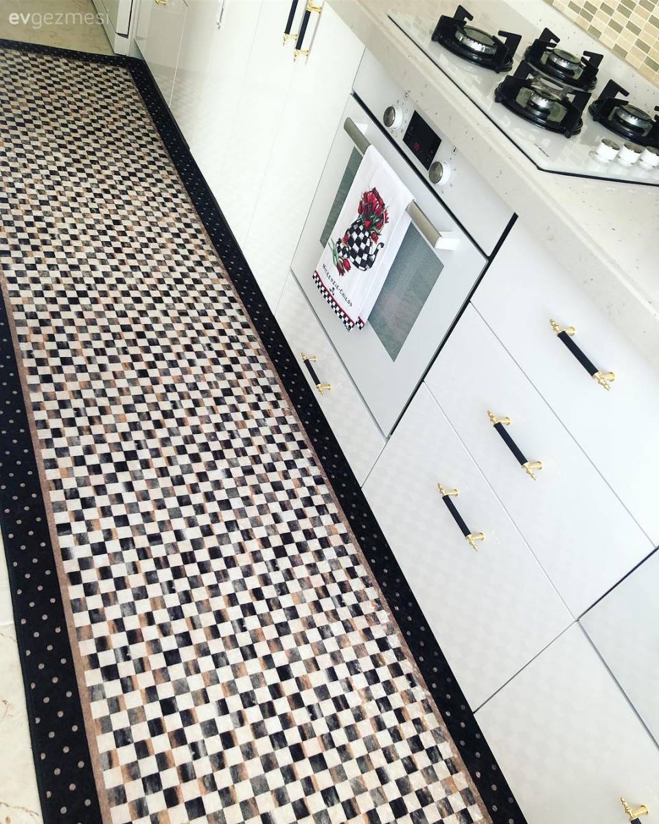 Bu Evde Metalik Işıltılar İddialı Renklerle Buluşmuş!