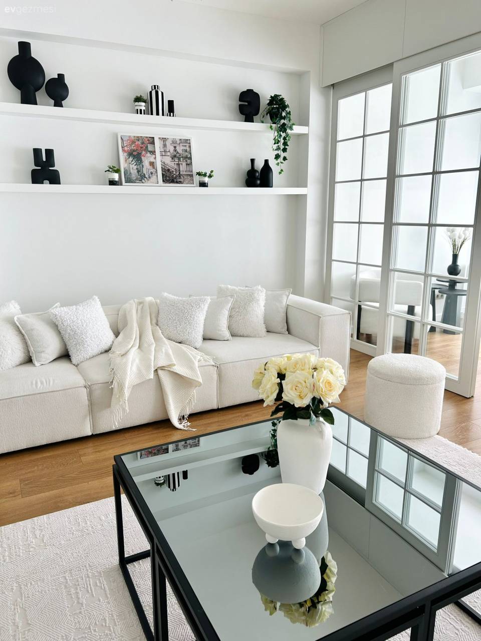 Beyaz ve Siyahı Baş Tacı Eden Bu Ev Zamansız Bir Görünüm Sunuyor!