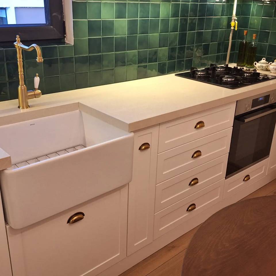 Yeşil Seramikler Bu Mutfağın  Enerjisinde Çok Etkili