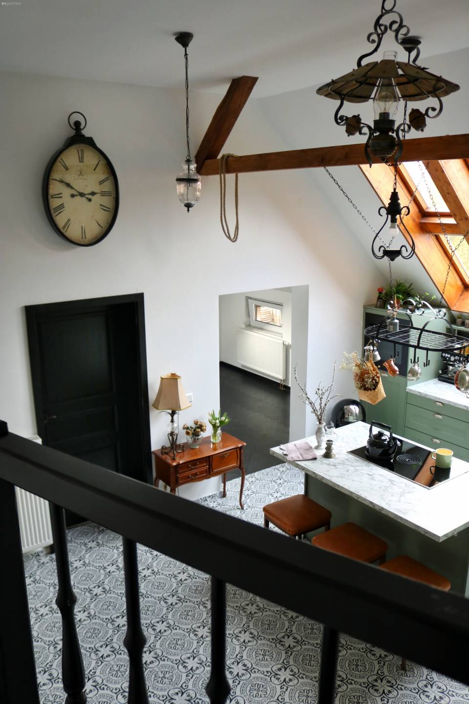 Kuyumcu Binasından Dönüşen Bu Ev Eski ve Yeniyi Bir Araya Getirmiş!