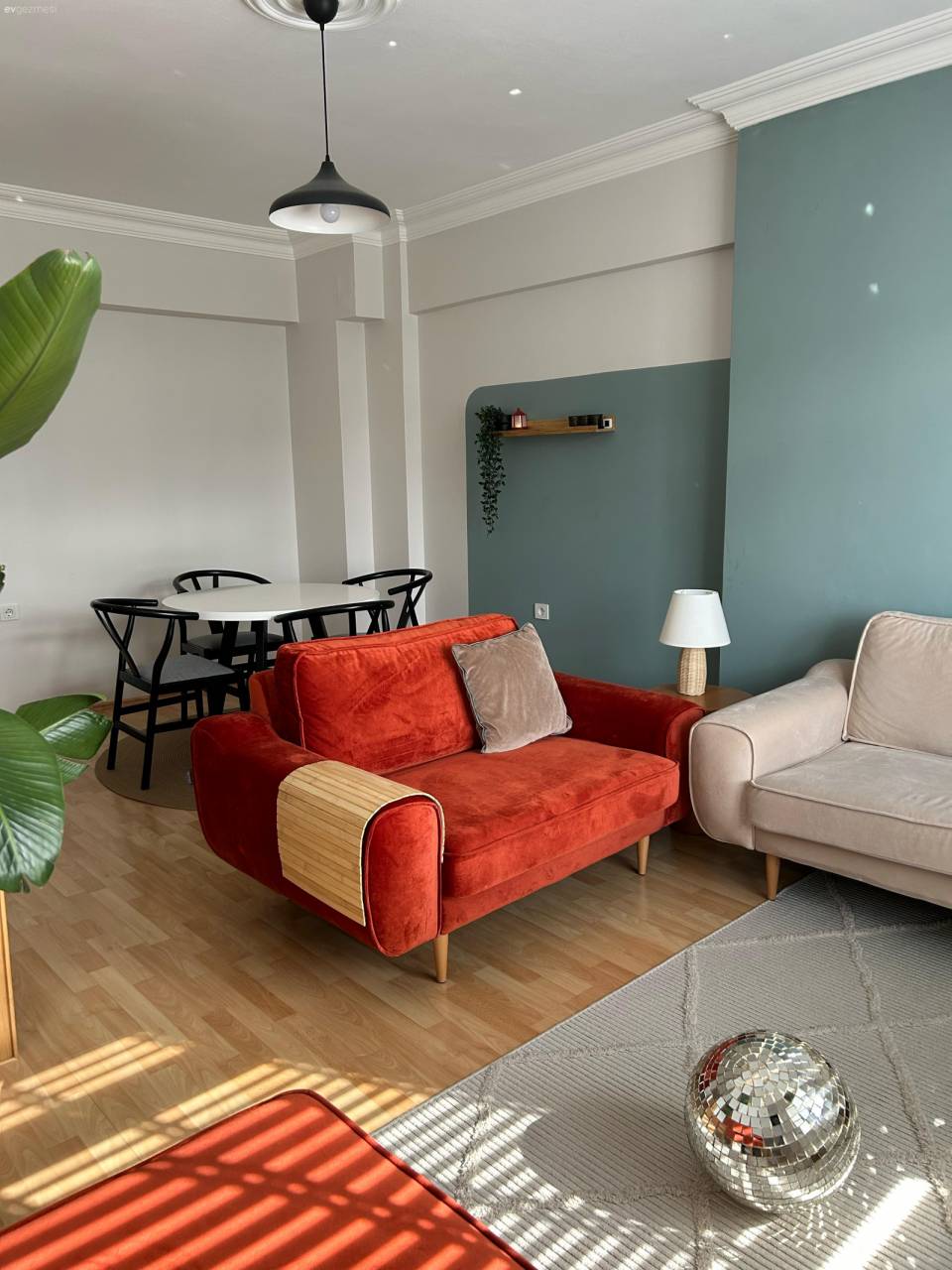 Mavi Duvarıyla Selam Veren Bu Ev Alışılmadık Detayları Pek Seviyor!