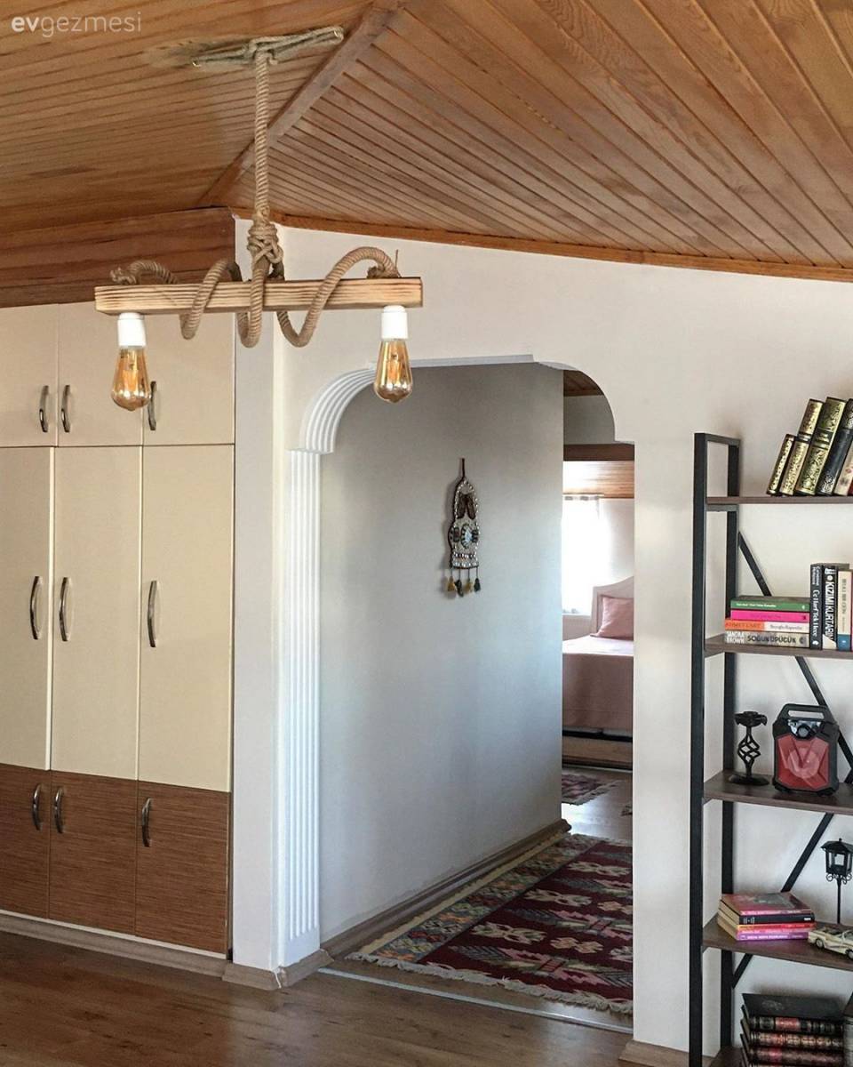 İki Katlı Bu Evin Bir Tarafı Rustik Diğer Tarafı Modern!