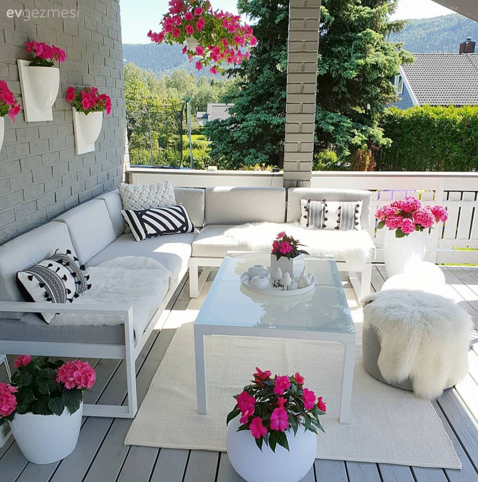 Terasındaki Mutluluğu Tüm Alana Yayan Bir Dekor