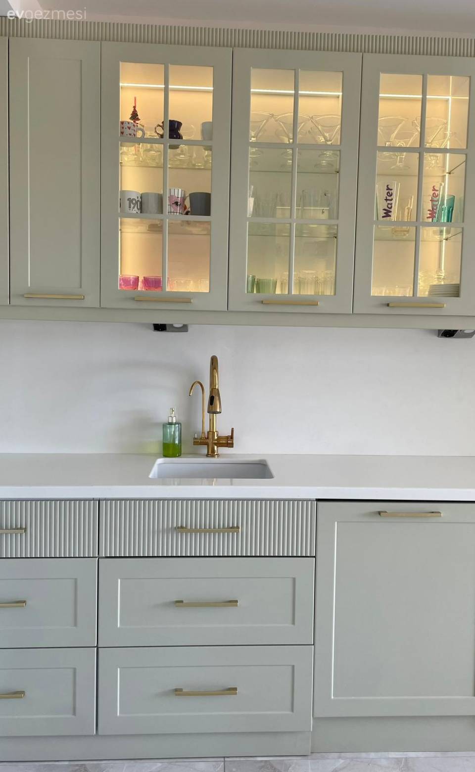 Dolap Rengi ve Işıltılı Detaylar Bu Mutfağa Zenginlik Katmış