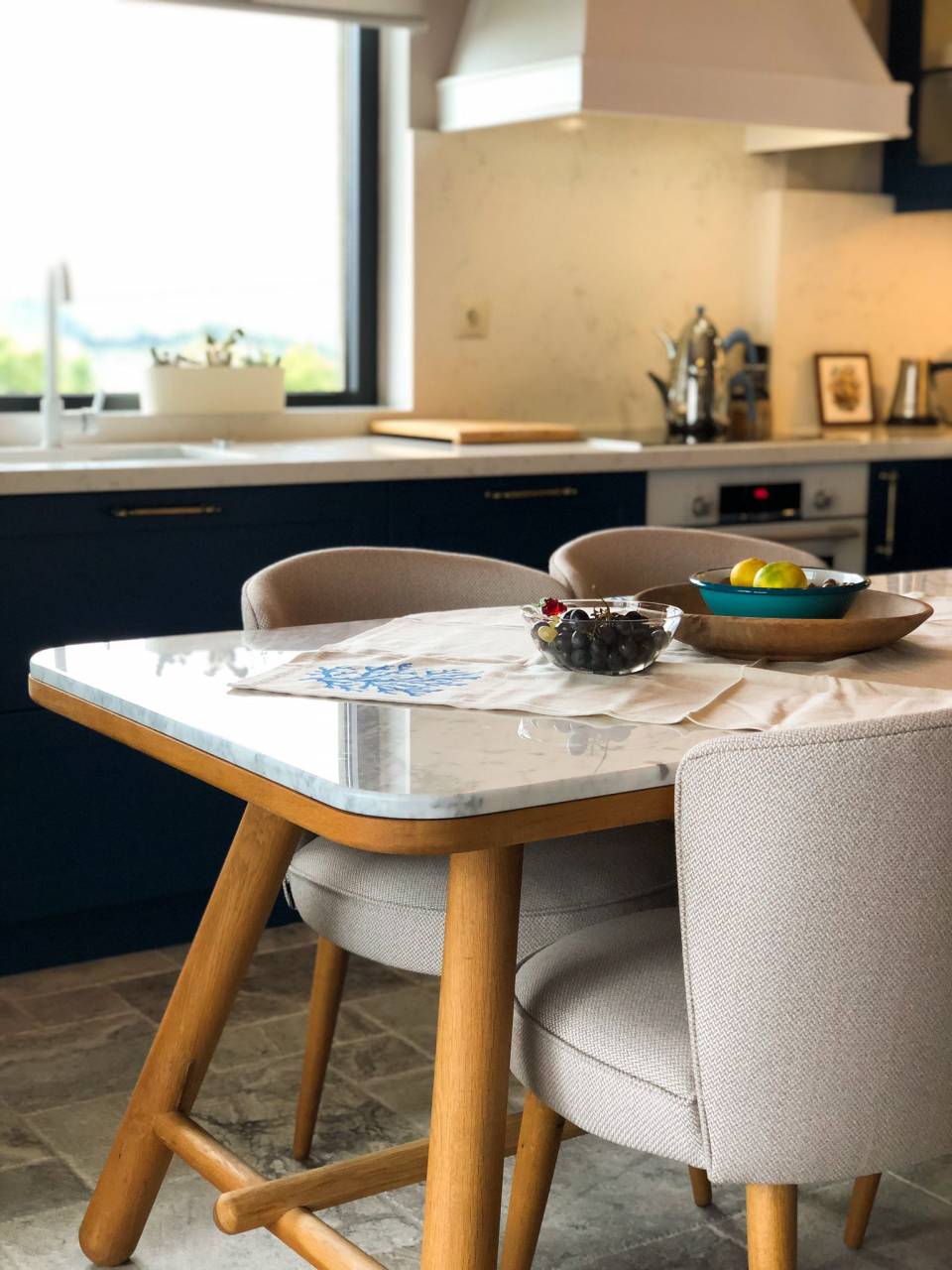 Beyaz Mutfaklardan Sıkılanlar İçin Denize Bakan Mavi Bir Mutfak