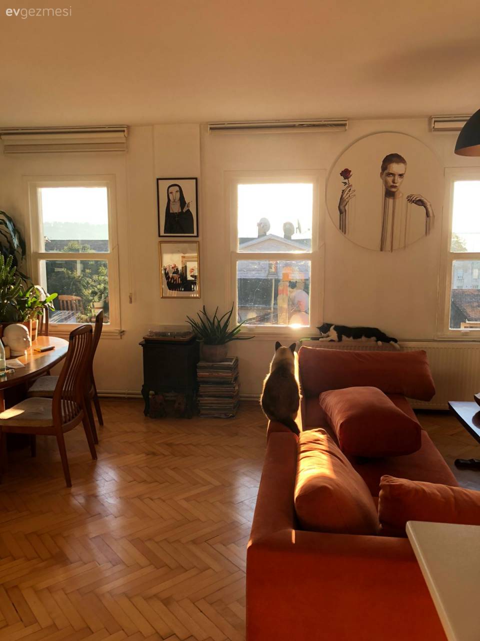 93 Yıllık Konağın Üstündeki Bu Evin Dışı Tablo, İçi de Sanat Galerisi