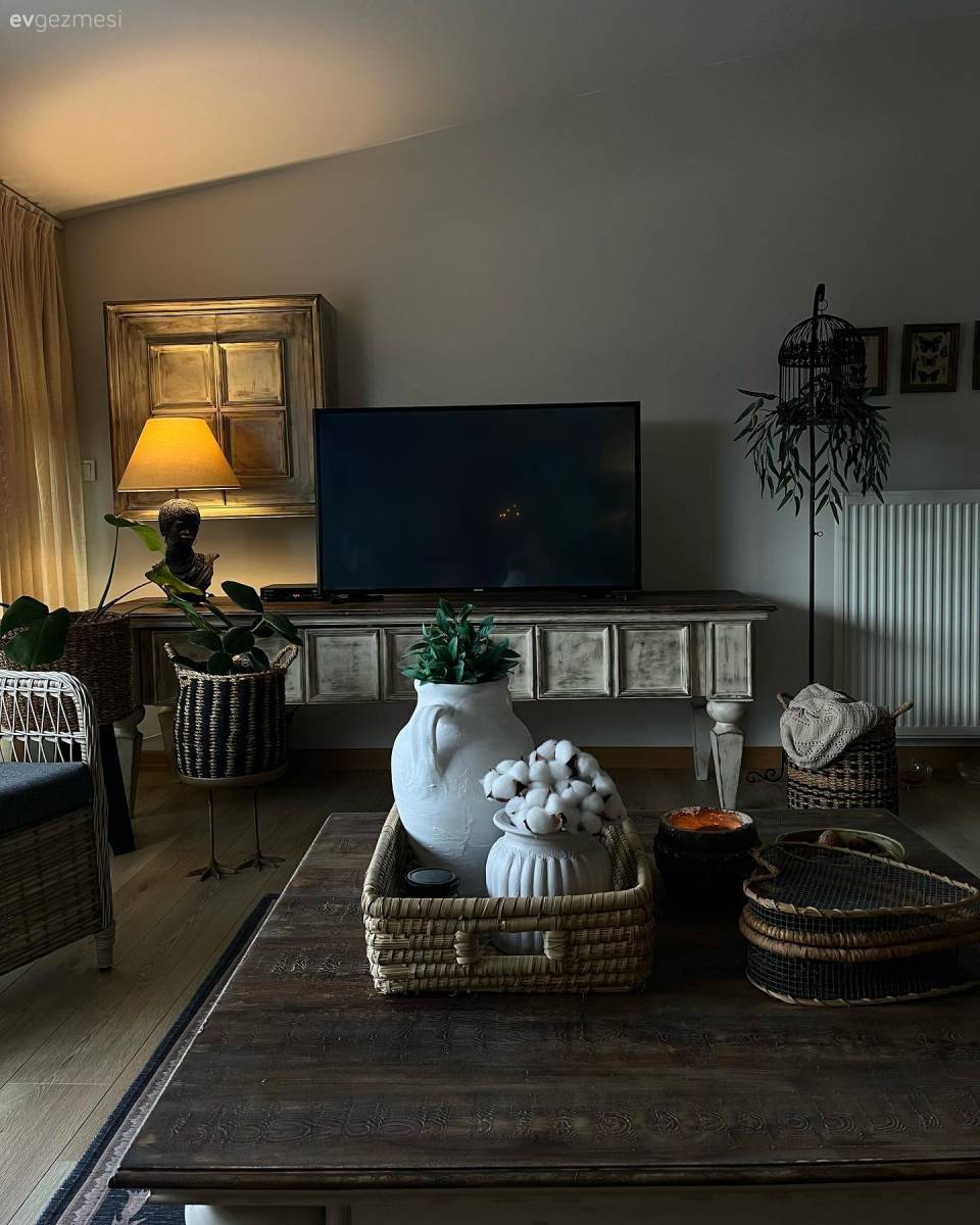 Bordo Duvarlı Bu Evde Zarif Tamamlayıcılar Ön Planda