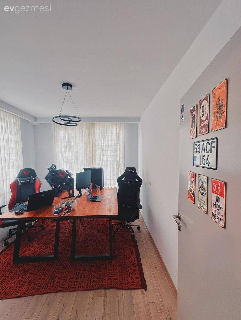 Bu İki Katlı Ev Hem Ofis Hem de Sıcacık Bir Yuva