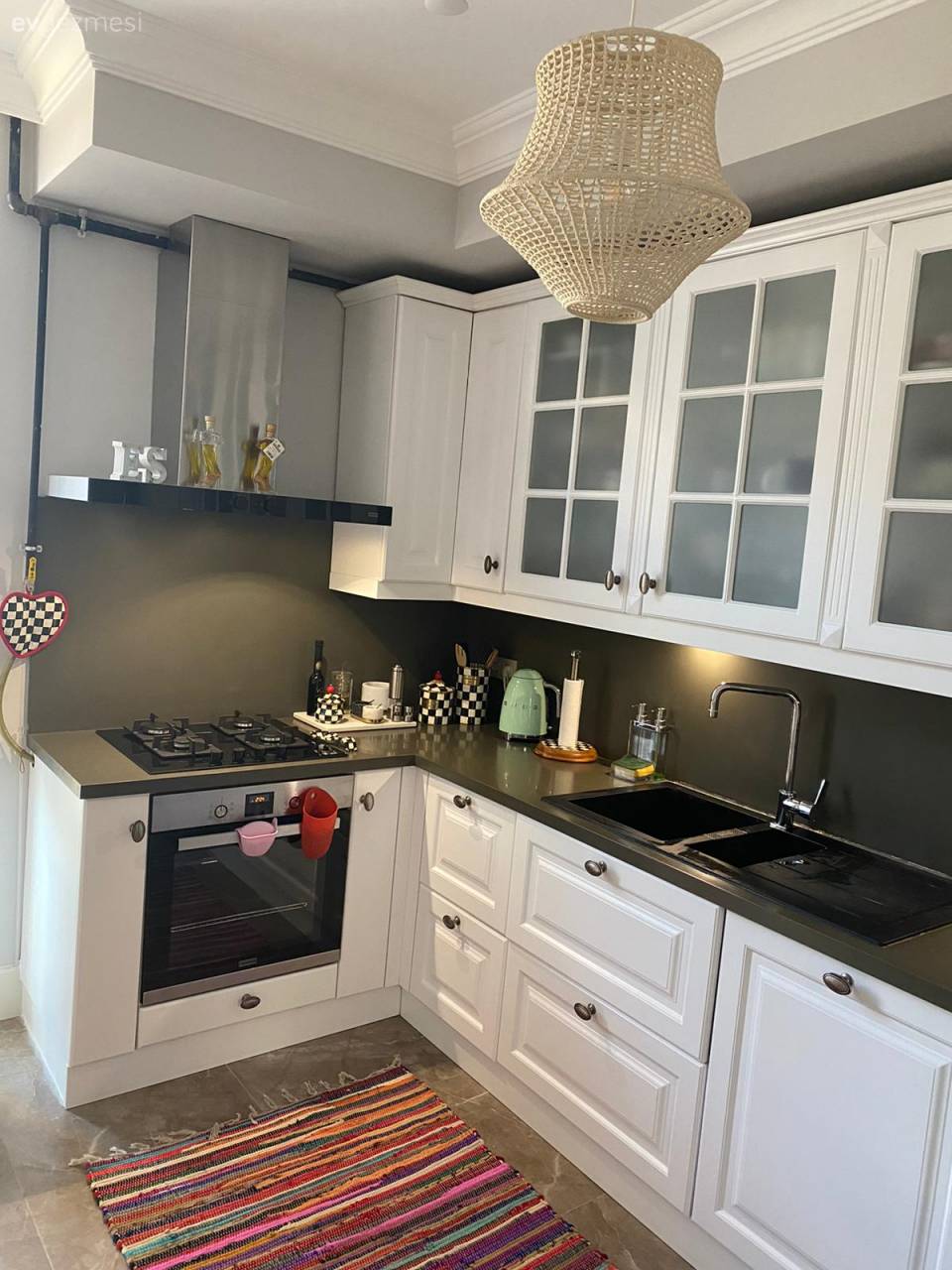 Mavi ve Fuşya Buluşması Bu Dekoru Enerjik Hale Getirmiş