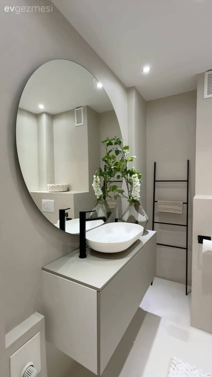 Beyaz ve Siyahı Seven Bu Evde Keskin Hatlara da Yer Var Kıvrımlara da!