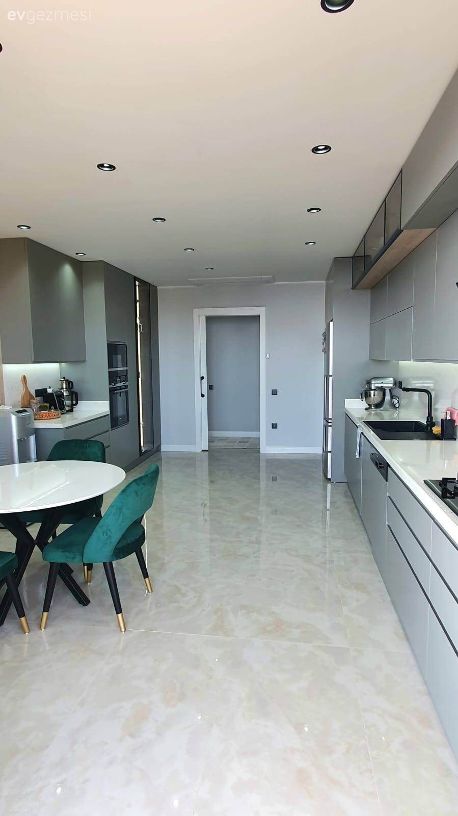 Bu Antalya Evinde Modern Stil Canlı Vurgularla Albeni Kazanmış