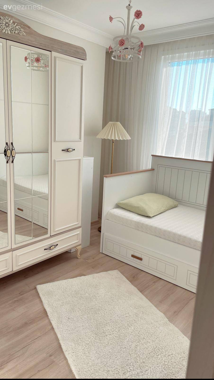 Modern Ruhlu Bu Evde Açık Renkler Birbirinden Kopmamış