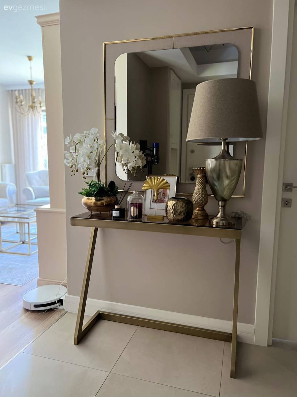 Bu İstanbul Evinde Ahşap Sıcaklığı ve Zarif Tasarımlar El Ele