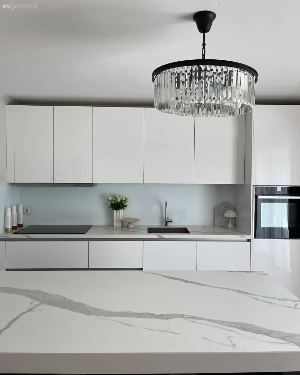 Petek Koltuklarla Keyiflenen Bu Dekorda Her Şeyin Rengi Beyaz!