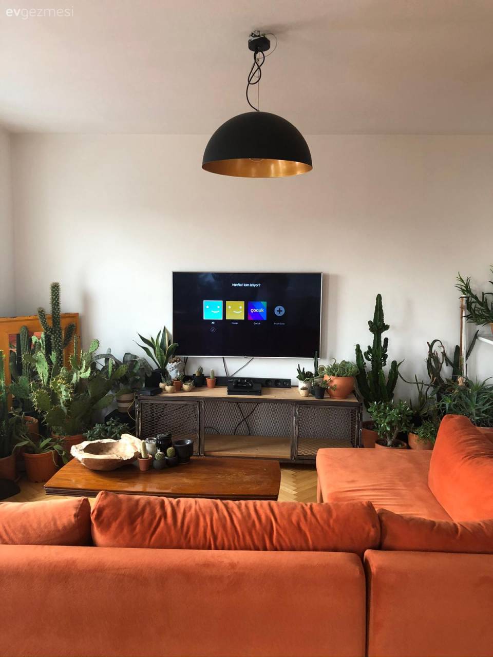 93 Yıllık Konağın Üstündeki Bu Evin Dışı Tablo, İçi de Sanat Galerisi