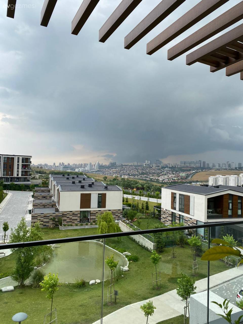 Mavi ve Fuşya Buluşması Bu Dekoru Enerjik Hale Getirmiş