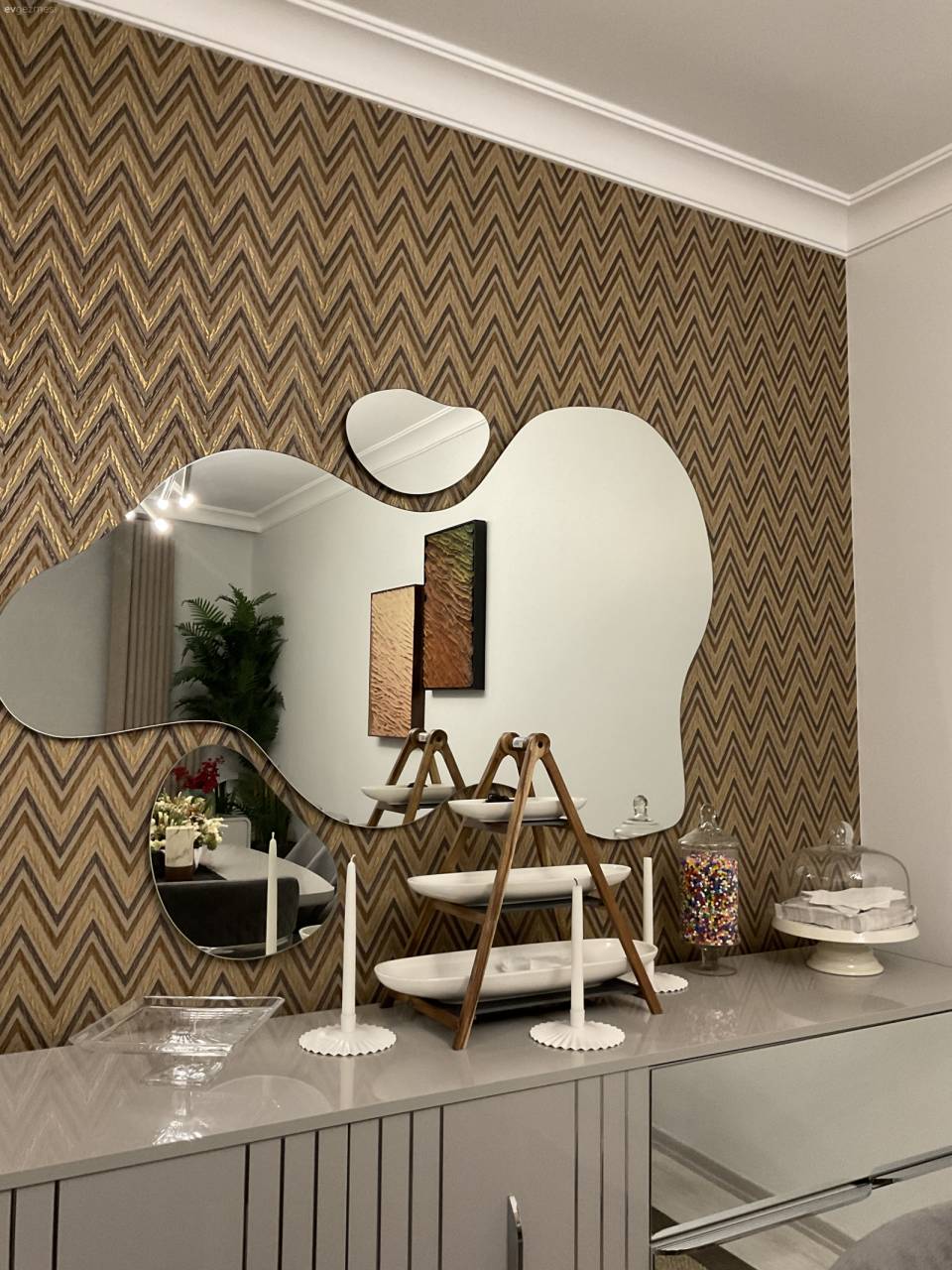 İstanbul'daki İki Katlı Bu Evde Duvarlar Odak Noktası