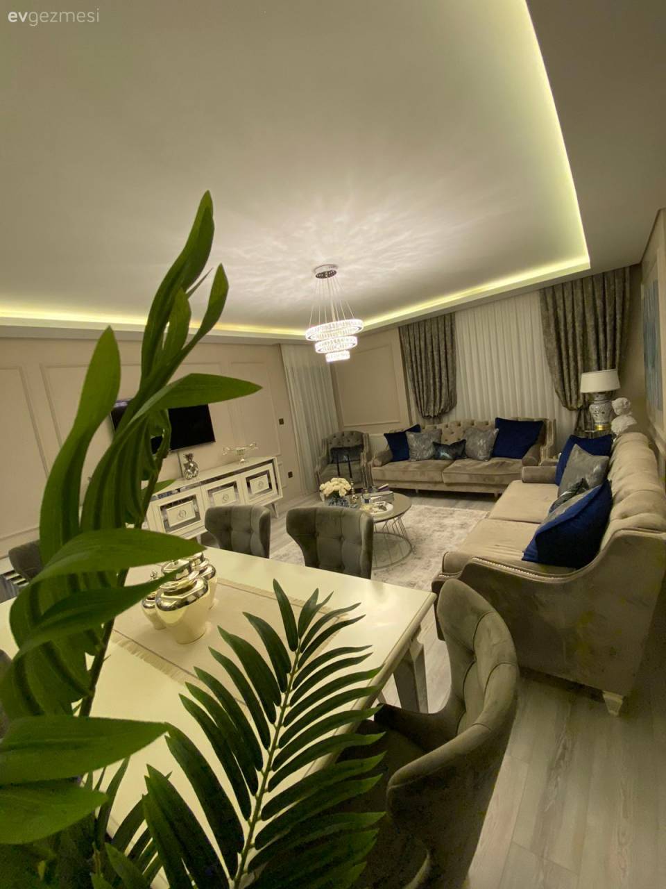 Ev Gezmesi: Grinin Sükunetini Kuşanmış Bir Dekor