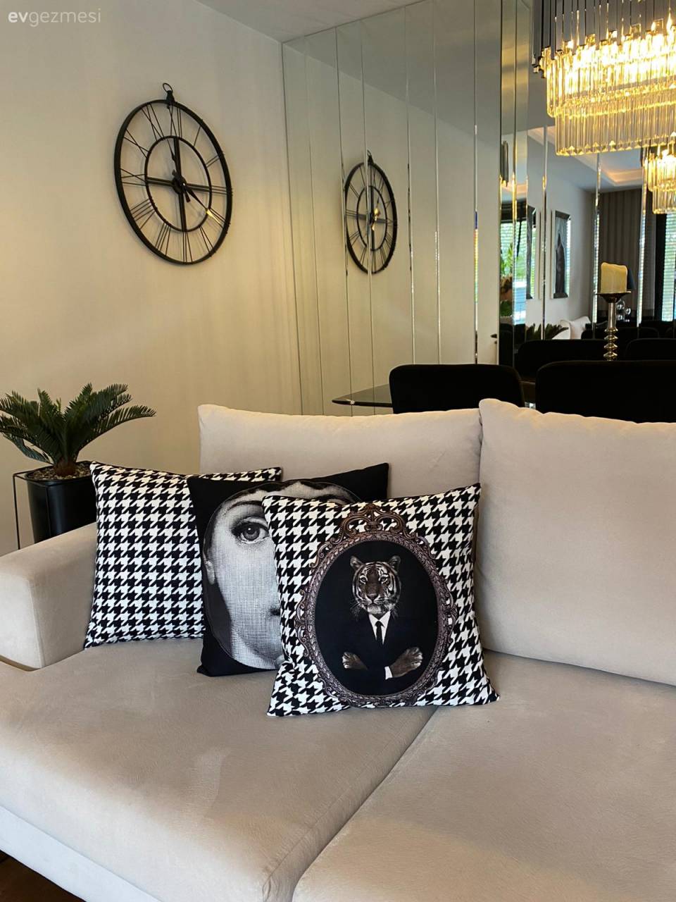 Ev Gezmesi: İzmir'den Siyahları Çok Seven İddialı Bir Ev