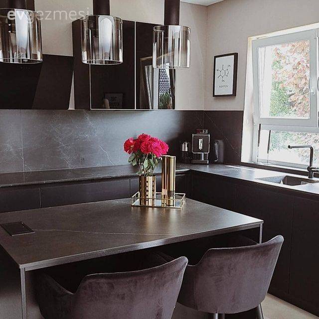 Bu Modern Evde Siyah ve Beyaz Kontrastı Her Köşeyi Sarmış!