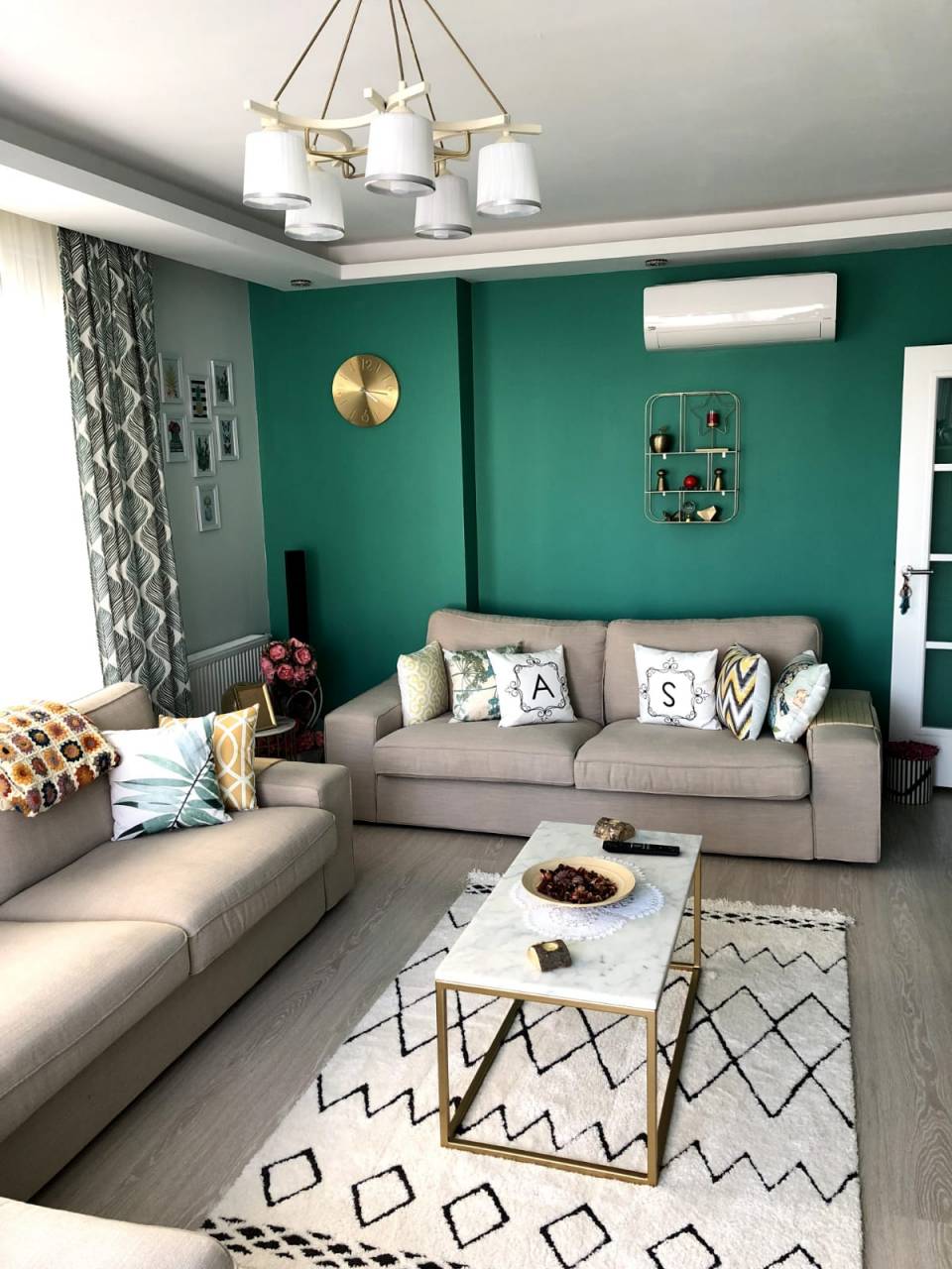 Yeşil Duvarlı Bu Evde Duvarlar Alanın Çekim Merkezi!