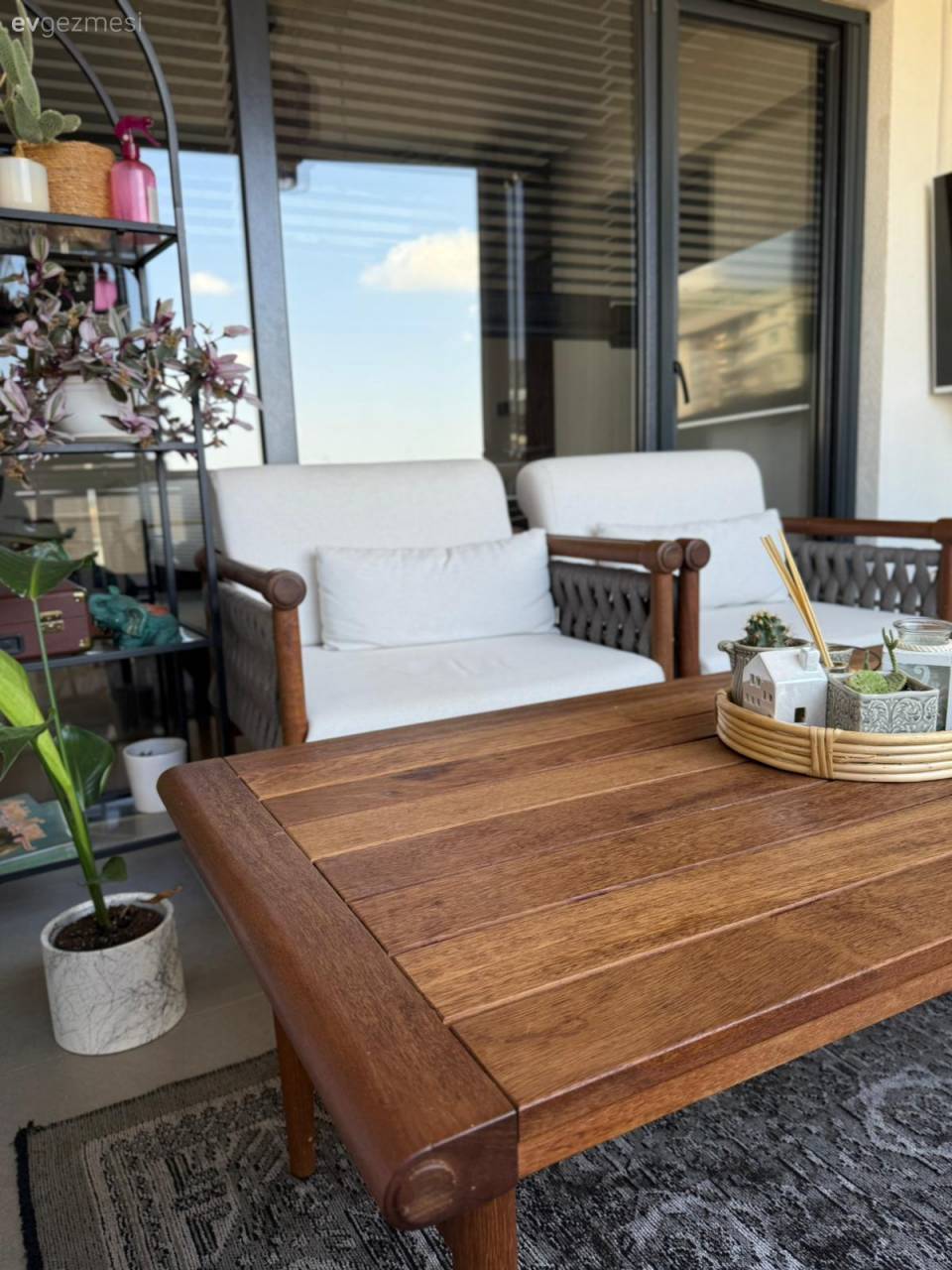 Penceresi Bol Bu Evde Sadelik ve Işıltıya Eşit Oranda Yer Var