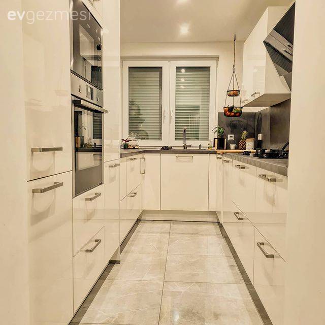 Salonun Ortasındaki Kolon Aynı Zamanda Bir Vitrin: Ayşe Hanım'ın Evi