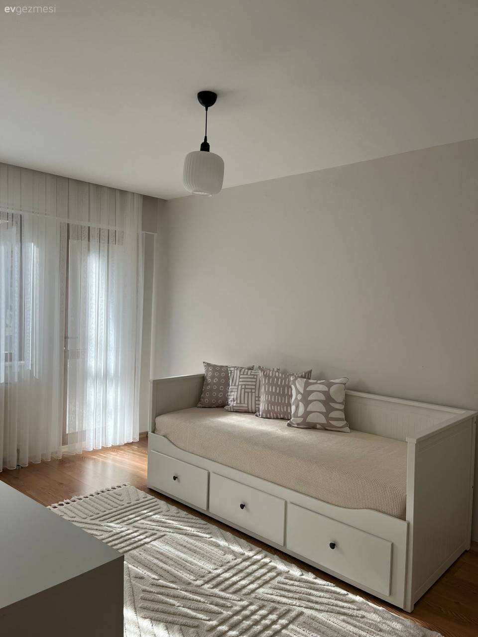 Bu Dikdörtgen Salon Modern Mobilyalarla Şekillenmiş