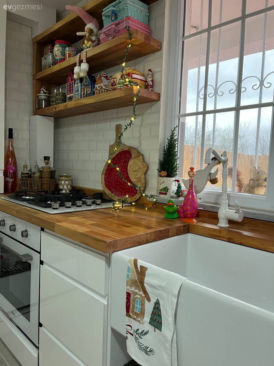 Beyaz ve Ahşabın Ortak Olduğu Bu Mutfağın Yıldızı Kırmızı