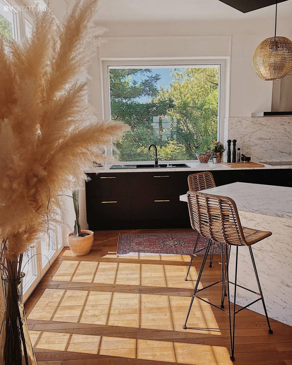 Bu Evin Renkleri Pencereden Yansıyan Güneşle Daha Güzelleşmiş