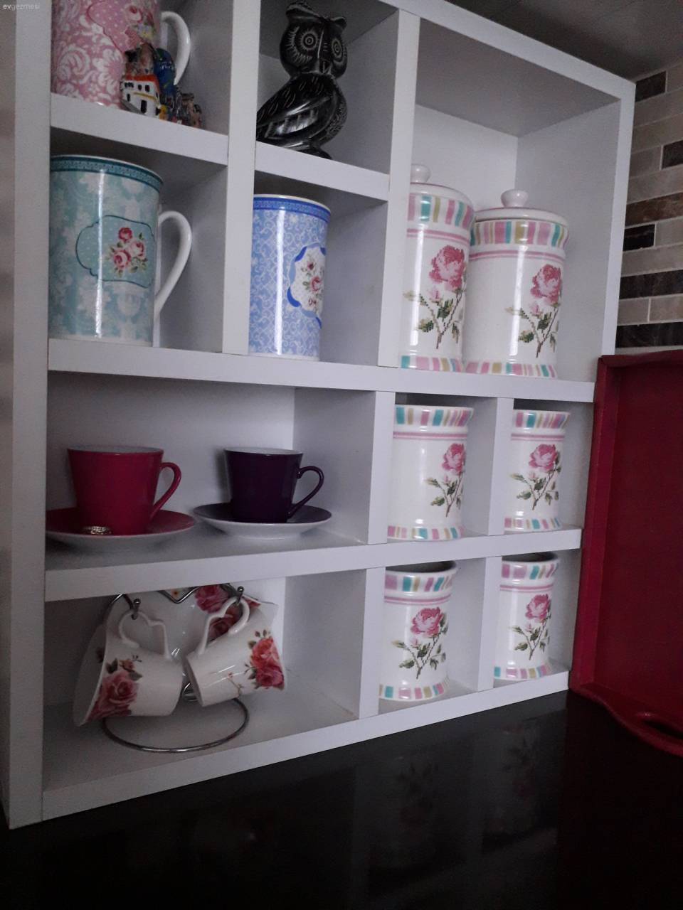 Ev Gezmesi: Çiçek Desenleri ve Nakışlarıyla Sıcacık Bir Mutfak