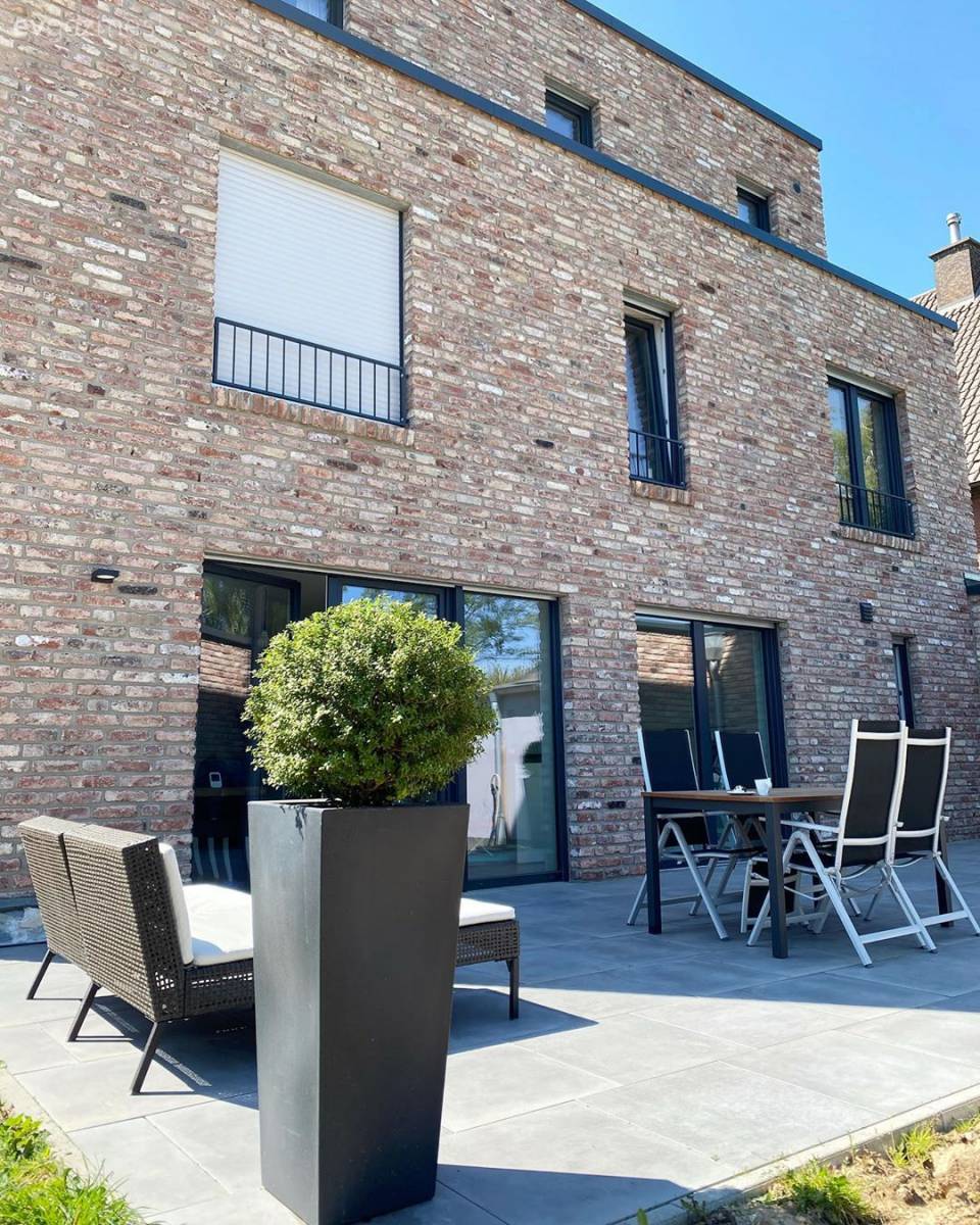 Bu Minimalist Evde Ortama Sıcaklık Katan Detaylar da Unutulmamış!