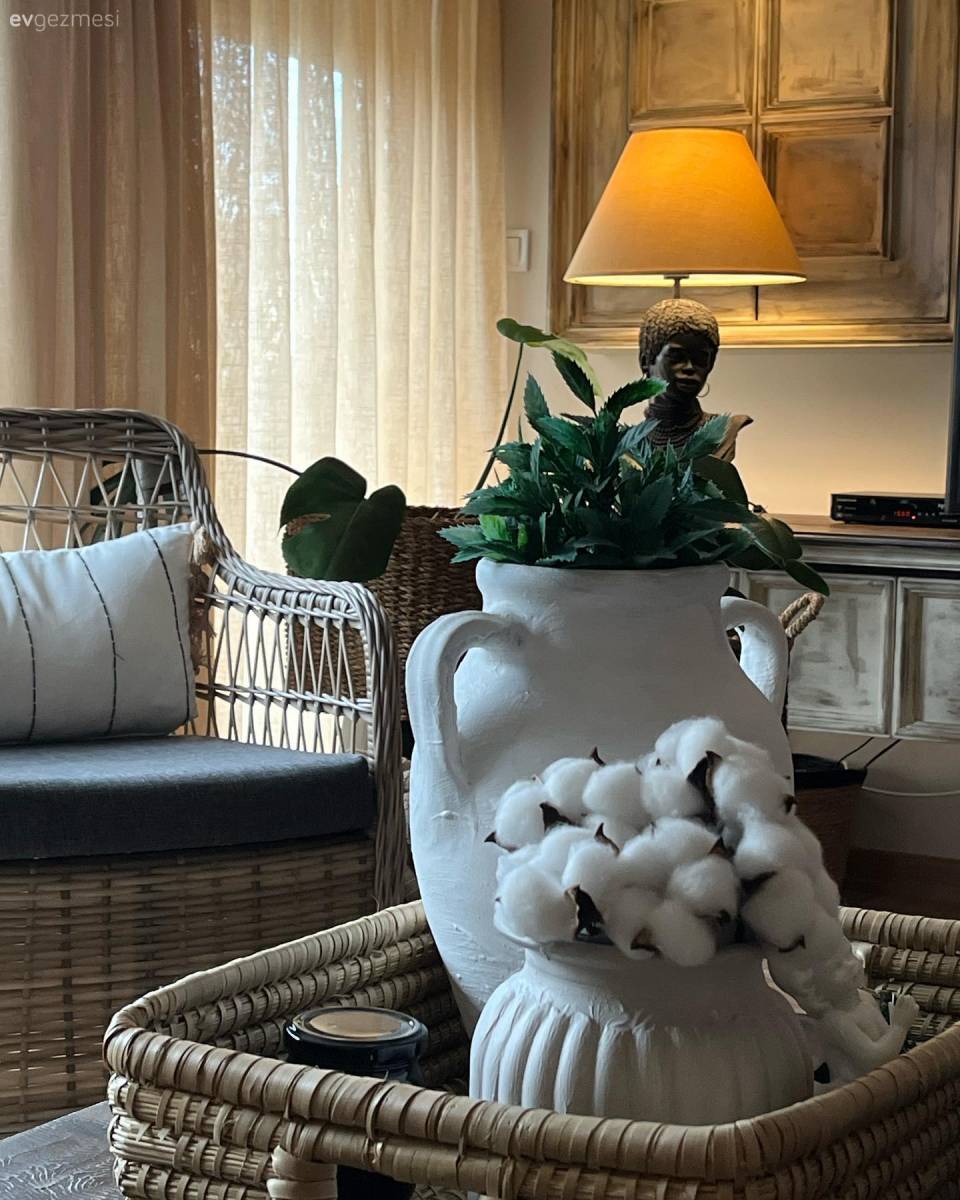 Bordo Duvarlı Bu Evde Zarif Tamamlayıcılar Ön Planda